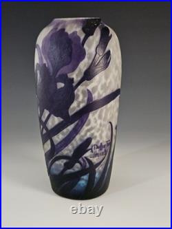 Vase Muller Frères Lunéville Iris violets Verre camé dégagé à l'acide 24 cm