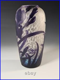 Vase Muller Frères Lunéville Iris violets Verre camé dégagé à l'acide 24 cm