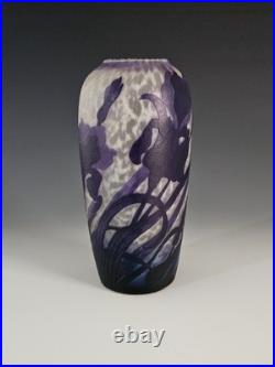 Vase Muller Frères Lunéville Iris violets Verre camé dégagé à l'acide 24 cm