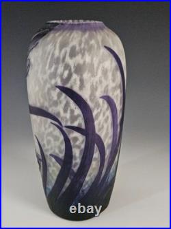 Vase Muller Frères Lunéville Iris violets Verre camé dégagé à l'acide 24 cm