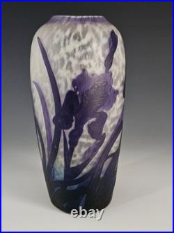 Vase Muller Frères Lunéville Iris violets Verre camé dégagé à l'acide 24 cm