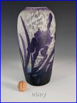 Vase Muller Frères Lunéville Iris violets Verre camé dégagé à l'acide 24 cm