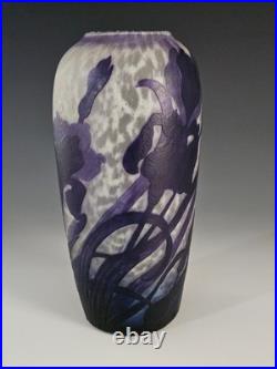 Vase Muller Frères Lunéville Iris violets Verre camé dégagé à l'acide 24 cm