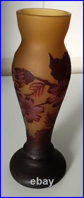 Vase Pâte de Verre Gravé à l'Acide Signé Gallé Tip Décor Foral Haut 20 cm