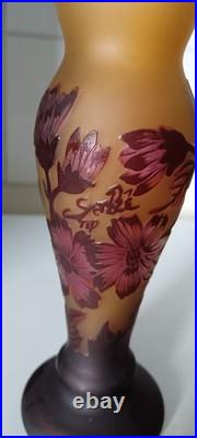 Vase Pâte de Verre Gravé à l'Acide Signé Gallé Tip Décor Foral Haut 20 cm