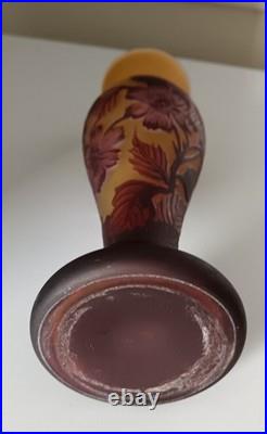 Vase Pâte de Verre Gravé à l'Acide Signé Gallé Tip Décor Foral Haut 20 cm