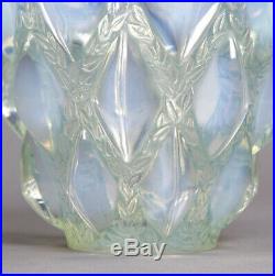 Vase Rampillon de R. Lalique en verre opalescent