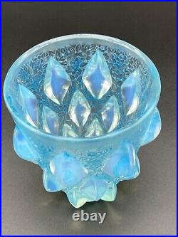 Vase Rampillon de R. Lalique en verre opalescent