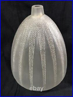 Vase René Lalique Modèle MIMOSA créé en 1921 verre blanc mat Haut16,5cm signé