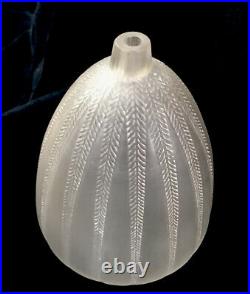 Vase René Lalique Modèle MIMOSA créé en 1921 verre blanc mat Haut16,5cm signé