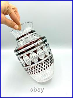 Vase Val Saint Lambert cristal taillé de couleur prune, rouge rubis