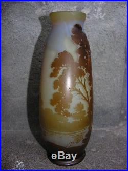 Vase à décor lacustre signé Gallé
