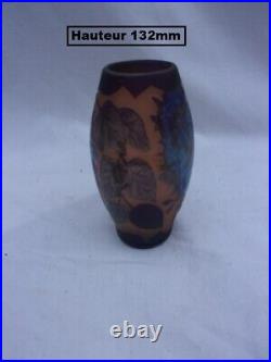 Vase à motifs floraux dégagés à l'acide signé PETRACHE Vase à motifs floraux dégagés à l'acide signé PETRACHE