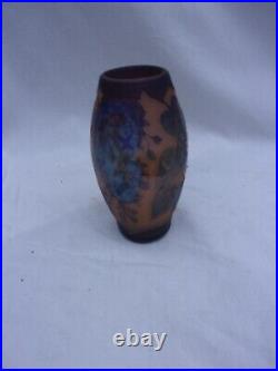 Vase à motifs floraux dégagés à l'acide signé PETRACHE Vase à motifs floraux dégagés à l'acide signé PETRACHE