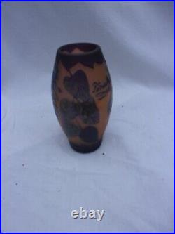 Vase à motifs floraux dégagés à l'acide signé PETRACHE Vase à motifs floraux dégagés à l'acide signé PETRACHE