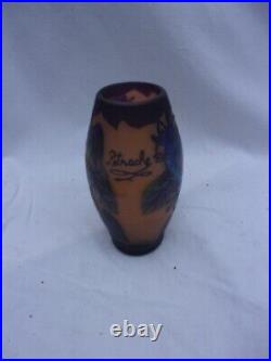 Vase à motifs floraux dégagés à l'acide signé PETRACHE Vase à motifs floraux dégagés à l'acide signé PETRACHE