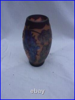 Vase à motifs floraux dégagés à l'acide signé PETRACHE Vase à motifs floraux dégagés à l'acide signé PETRACHE