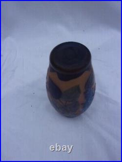 Vase à motifs floraux dégagés à l'acide signé PETRACHE Vase à motifs floraux dégagés à l'acide signé PETRACHE