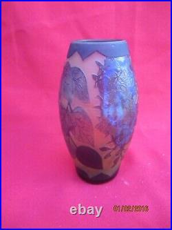 Vase à motifs floraux dégagés à l'acide signé PETRACHE Vase à motifs floraux dégagés à l'acide signé PETRACHE
