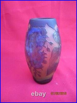 Vase à motifs floraux dégagés à l'acide signé PETRACHE Vase à motifs floraux dégagés à l'acide signé PETRACHE