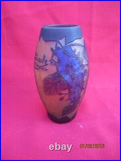 Vase à motifs floraux dégagés à l'acide signé PETRACHE Vase à motifs floraux dégagés à l'acide signé PETRACHE