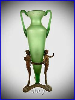 Vase amphore en verre style antique, socle en métal à décor de trois faunes