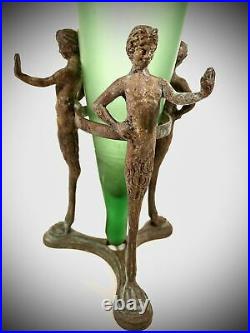 Vase amphore en verre style antique, socle en métal à décor de trois faunes