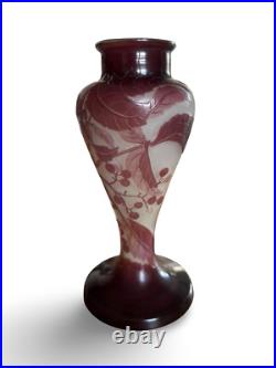 Vase balustre signé Gallé à décor de vigne vierge blanc et violet