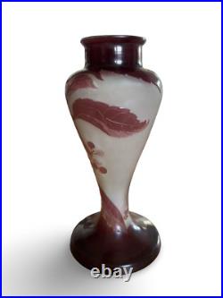 Vase balustre signé Gallé à décor de vigne vierge blanc et violet