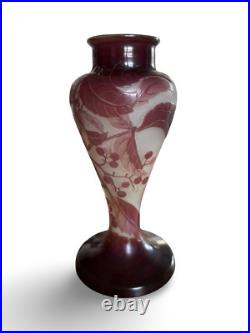 Vase balustre signé Gallé à décor de vigne vierge blanc et violet