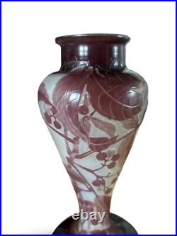 Vase balustre signé Gallé à décor de vigne vierge blanc et violet