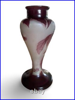 Vase balustre signé Gallé à décor de vigne vierge blanc et violet