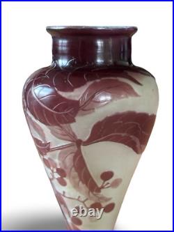 Vase balustre signé Gallé à décor de vigne vierge blanc et violet