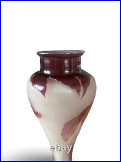 Vase balustre signé Gallé à décor de vigne vierge blanc et violet