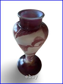 Vase balustre signé Gallé à décor de vigne vierge blanc et violet