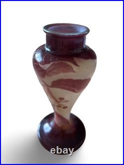 Vase balustre signé Gallé à décor de vigne vierge blanc et violet