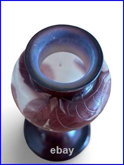 Vase balustre signé Gallé à décor de vigne vierge blanc et violet