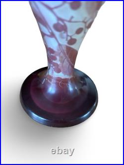 Vase balustre signé Gallé à décor de vigne vierge blanc et violet