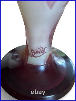 Vase balustre signé Gallé à décor de vigne vierge blanc et violet