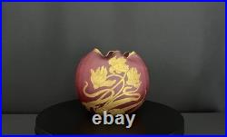 Vase boule Art Nouveau en verre rouge satiné et doré à l'or fin, décor floral