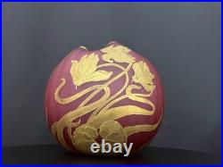 Vase boule Art Nouveau en verre rouge satiné et doré à l'or fin, décor floral