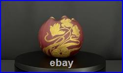 Vase boule Art Nouveau en verre rouge satiné et doré à l'or fin, décor floral