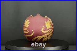 Vase boule Art Nouveau en verre rouge satiné et doré à l'or fin, décor floral