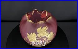 Vase boule Art Nouveau en verre rouge satiné et doré à l'or fin, décor floral