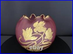 Vase boule Art Nouveau en verre rouge satiné et doré à l'or fin, décor floral