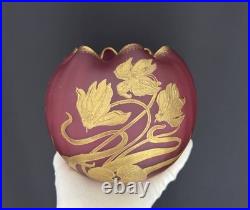 Vase boule Art Nouveau en verre rouge satiné et doré à l'or fin, décor floral