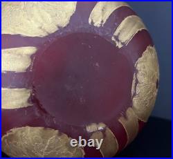 Vase boule Art Nouveau en verre rouge satiné et doré à l'or fin, décor floral