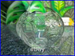 Vase boule en cristal taillé et poli Baccarat 11 cm de H, 14 cm de diamètre Vase boule en cristal taillé et poli Baccarat 11 cm de H, 14 cm de diamètre