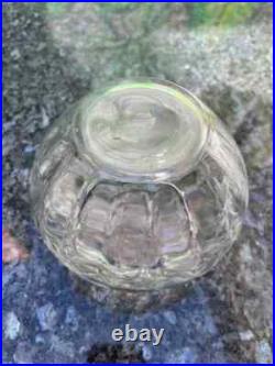 Vase boule en cristal taillé et poli Baccarat 11 cm de H, 14 cm de diamètre Vase boule en cristal taillé et poli Baccarat 11 cm de H, 14 cm de diamètre