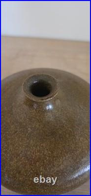 Vase boule en grès signé J. Fréhel Céramique française XXe Émail brun Vase boule en grès signé J. Fréhel Céramique française XXe Émail brun